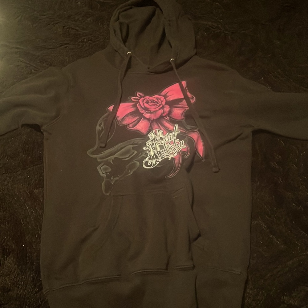 This hoodie is a Metal Mulisha it’s super soft and comfy it’s a size medium :)